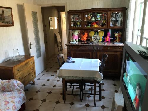 a kitchen with a table and chairs in a room at Hébergements à La Rive, Accueil ouvert tous les jours jusqu'à 20h00 dernier délai, depuis 30 ans ! Réserver ici svp ! Merci ! Aucun règlement à distance accepté, Paiement par CB, Espèces, Chèque ou Chèques-Vacances impérativement à la remise des clefs ! in Amélie-les-Bains-Palalda