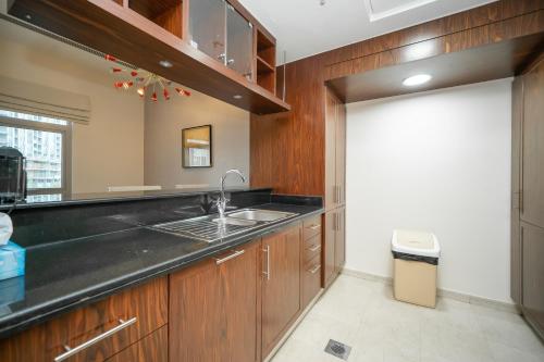 A kitchen or kitchenette at BellaVista - Villa Luxe Resort - 1BR - Burj Residences - Direct Access Dubai Fountain and Mall