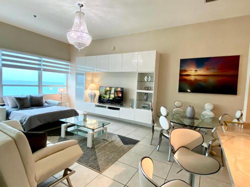 Picture of Large luxurious direct ocean front Penthouse or Deluxe one bedroom ...
