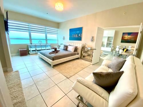 Image showcasing Large luxurious direct ocean front Penthouse or Deluxe one bedroom ...