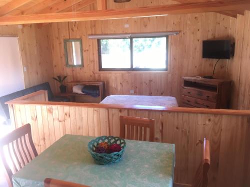 Телевизор и/или развлекательный центр в Los Quenes River Lodge