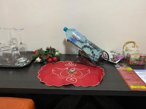 una mesa con una botella encima de una mesa en Lucky Studio Mall Vitan en Bucarest
