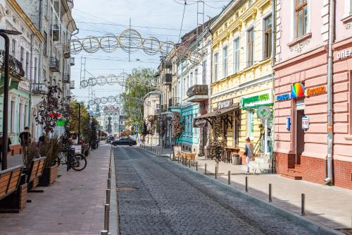 an empty street in a city with buildings at Центр. Хмельницького 6а. 2 кімнати. in Ternopilʼ