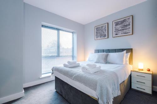 um quarto com uma cama com duas toalhas em Cestrian House em Chester