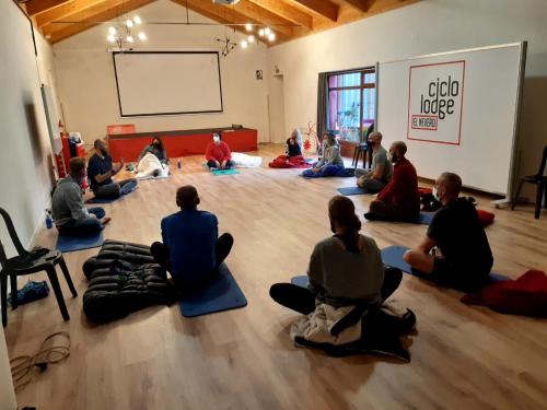 a group of people sitting on the floor in a room at CicloLodge in Lozoya