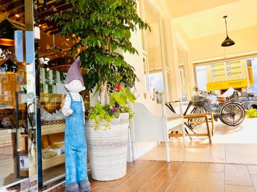 a cat statue standing next to a plant in a store at 湯園民宿 l 民宿編號1639 in Taitung City