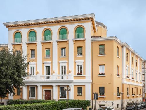 un grande edificio giallo con balcone di Maison boutique Matteotti a Matera