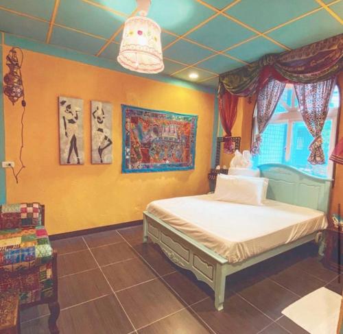 a bedroom with a bed in a room at 熊居民宿Lala Mountain Bear Farm in Hualing
