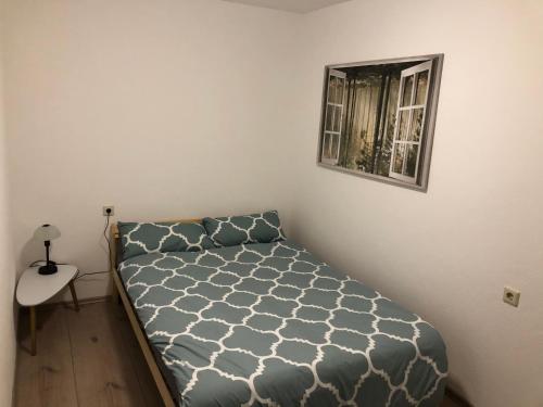 ein Schlafzimmer mit einem Bett und einem Bild an der Wand in der Unterkunft Appartement in Bad Waldsee in Bad Waldsee