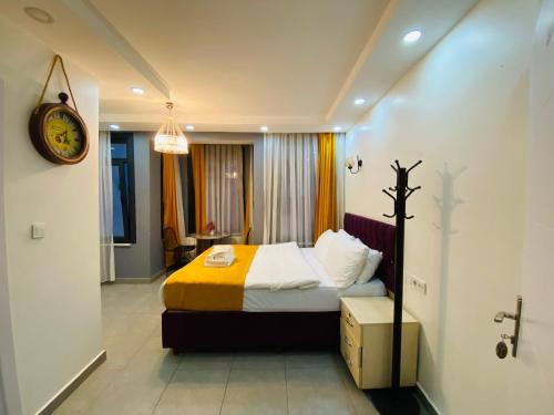 Un pat sau paturi într-o cameră la Galata Zade Luxury Boutique Hotel