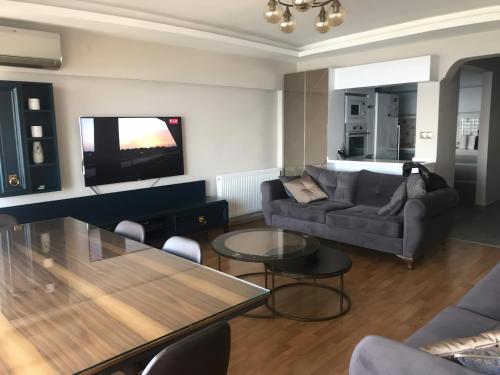 a living room with a couch and a table at Syonte Lift Apartment in Konak