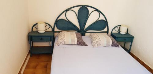 - une chambre avec un lit et 2 tables de chevet dans l'établissement Villa Naturiste NATURE Héliovillage 104, au Cap d'Agde