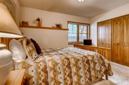 een slaapkamer met een bed en een raam bij Los Pinos - Luxury Breckenridge SkiCondo in Breckenridge