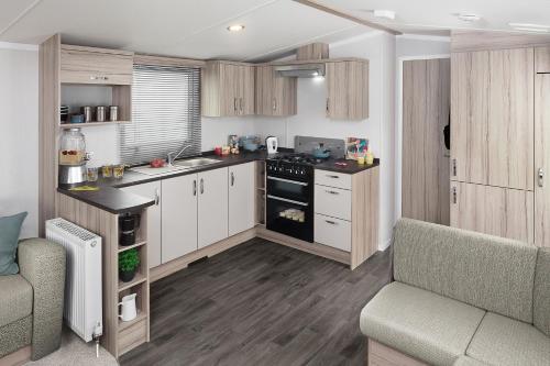 O bucătărie sau chicinetă la Three Bedroom Instow Caravan