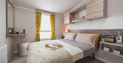 Llit o llits en una habitació de Three Bedroom Instow Caravan