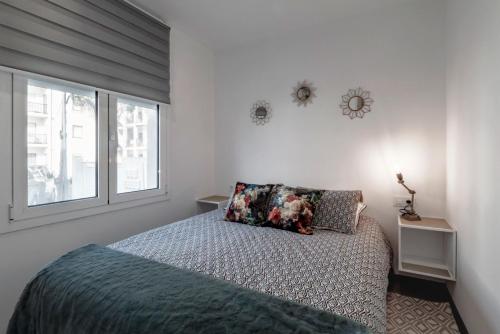 een slaapkamer met een bed en een raam bij Mar & Sol Spain in Empuriabrava
