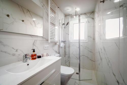 bagno con lavandino, doccia e servizi igienici di Mar & Sol Spain a Empuriabrava
