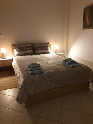 1 dormitorio con 1 cama con 2 toallas en Garden Lefkanti, 4season Plaza Room en Lefkandi Chalkidas