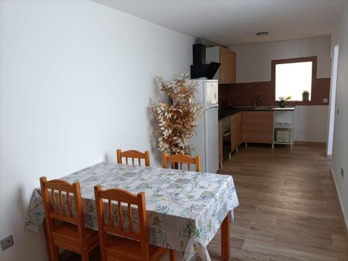 una cucina e una sala da pranzo con tavolo e sedie di Apartment Taliarte 36 a Vecindario