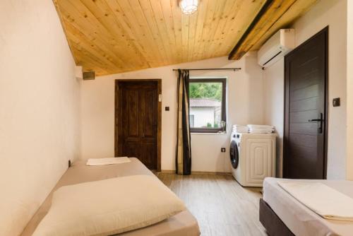 Postel nebo postele na pokoji v ubytování Guest House Hristova Kashta - Христова Къща