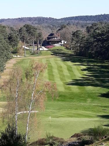 Kemudahan golf di apartmen atau berdekatan