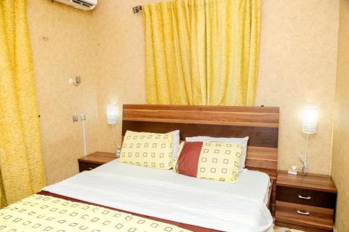 Tempat tidur dalam kamar di Akingston Residence