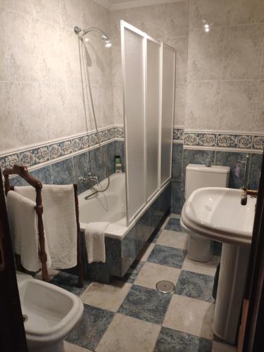 a bathroom with a tub and a toilet and a sink at Apartamento ALBACETE CENTRO con 1 plaza de PARKING GRATIS in Albacete
