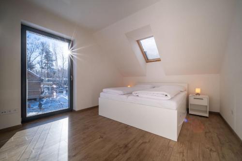 Tempat tidur dalam kamar di Holiday House U Hájenky 1L Lipno Home