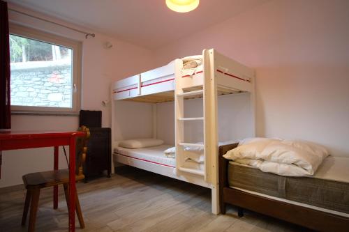 Charvensod的住宿－Sérémont 534，带窗户的客房内的两张双层床