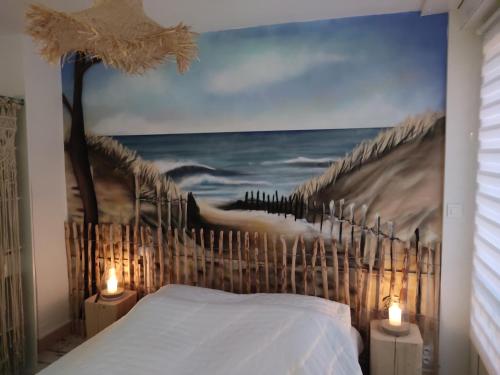 - une chambre avec un lit orné d'une peinture murale dans l'établissement Au repos des baigneurs, appartement rez-de-chaussée, WIFI, au Tréport