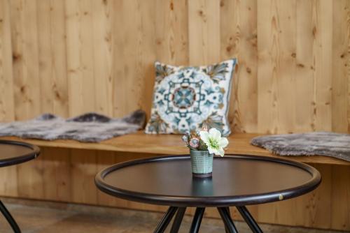 a room with two tables and a pillow on a bench at Landhaus Hubertus Wellness & Breakfast in Schladming