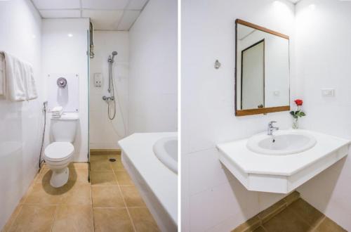 bagno con lavandino, servizi igienici e specchio di Atlas Bangkok Hotel a Bangkok