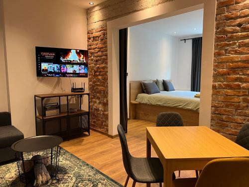 Televisyen dan/atau pusat hiburan di HOME 12