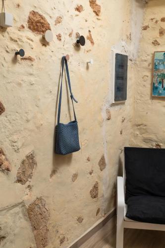 a wall with a purse hanging on it at Beit Petra in Daratso
