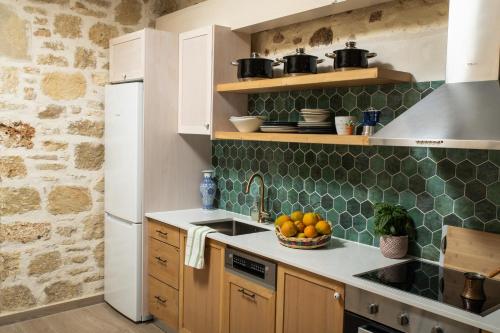 a kitchen with a sink and a bowl of fruit at Beit Petra in Daratso