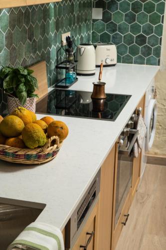 a bowl of fruit on a counter in a kitchen at Beit Petra in Daratso