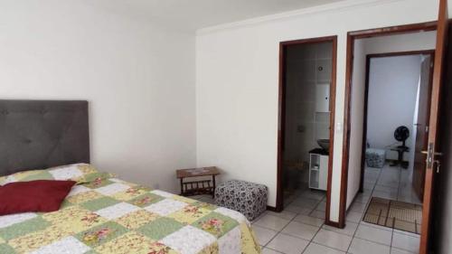 a bedroom with a bed and an open door at Casa em Balneário Camboriú - próxima à praia in Balneário Camboriú