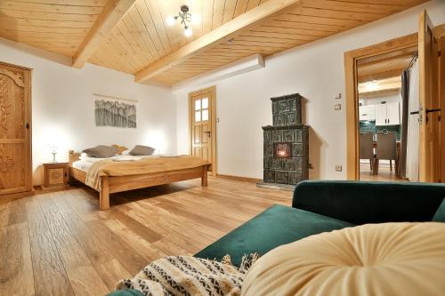 ein Schlafzimmer mit einem Bett und einer Holzdecke in der Unterkunft Kosodrzewina - apartamenty rodzinne in Bukowina Tatrzańska