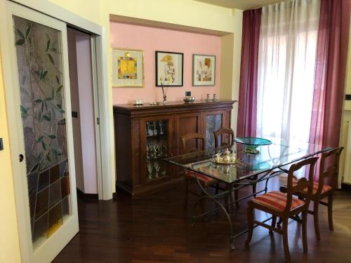a dining room with a glass table and chairs at Appartamento B&B Orizzonti in Porto SantʼElpidio