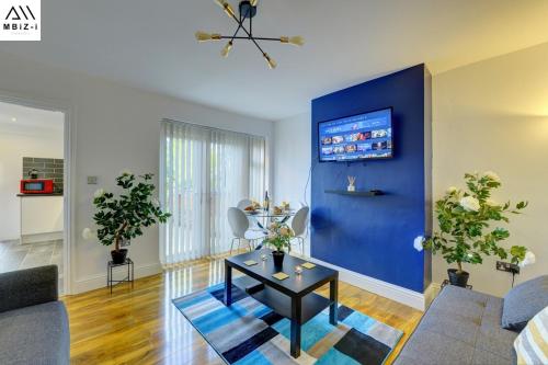 Televiisor ja/või meelelahutuskeskus majutusasutuses New Duston 4-BR House, En-suite, Garden, Parking