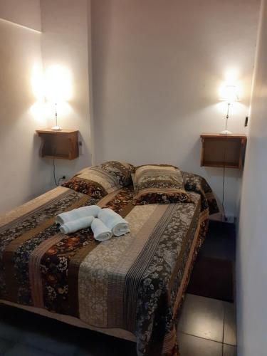 1 dormitorio con 1 cama con 2 toallas en Departamento Belgrano en San Pedro