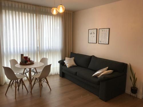 sala de estar con sofá y mesa en Apartamento a pasos de Cañitas y Palermo Hollywood en Buenos Aires