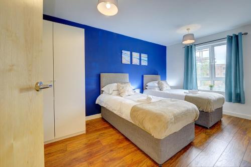 A bed or beds in a room at City Centre Apartment with Secure Parking by MBiZ