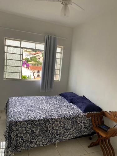 una camera con letto e finestra di Flat a 500 metros do centro a São Lourenço
