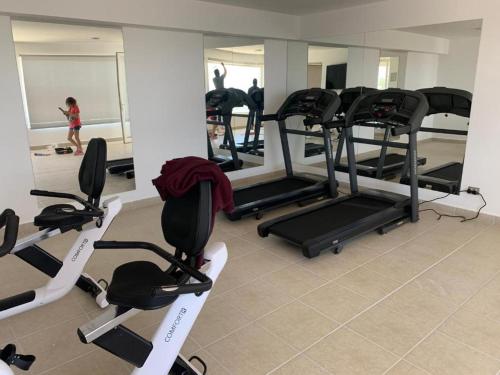 a gym with a bunch of exercise equipment in it at Descanso frente al mar in Viña del Mar
