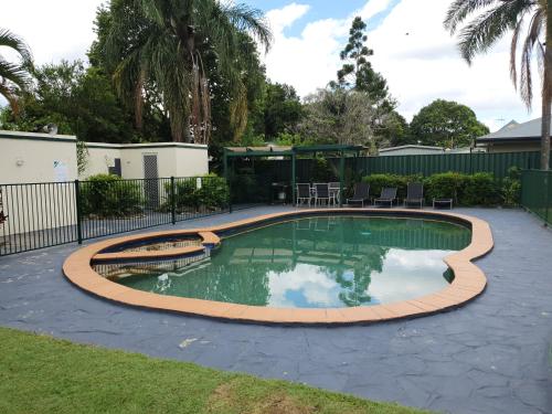 a pool of water with a fountain in the middle of it at McNevins Maryborough Motel in Maryborough