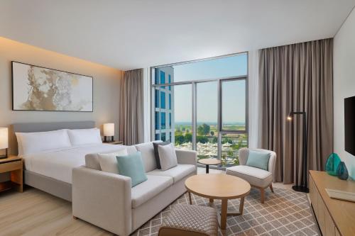 Un lugar para sentarse en Doubletree By Hilton Abu Dhabi Yas Island Residences