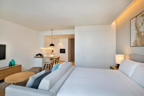 Una cama o camas en una habitación de Doubletree By Hilton Abu Dhabi Yas Island Residences
