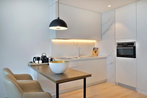 Una cocina o cocineta en Doubletree By Hilton Abu Dhabi Yas Island Residences