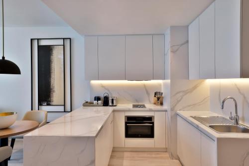 Una cocina o cocineta en Doubletree By Hilton Abu Dhabi Yas Island Residences